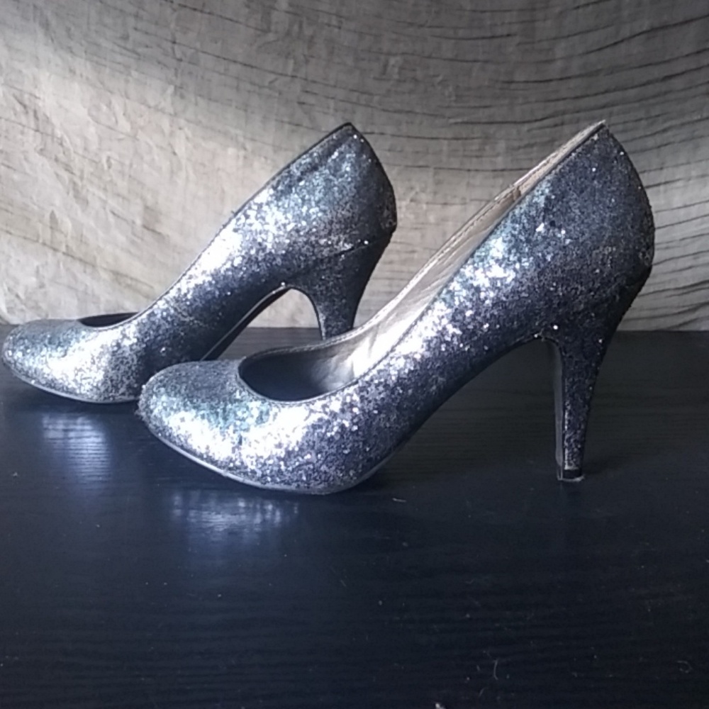 Shoes - Picture 2 of 4